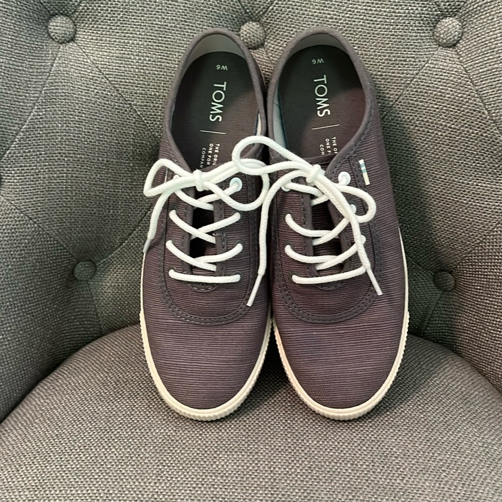 NWOB TOMS loafer/tennis shoe. Size 6 women’s.